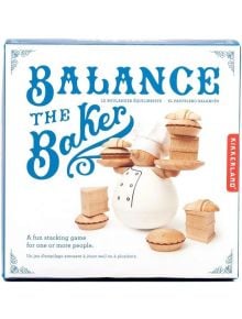 Кутията на "Фигура за баланс и забавление The Baker" представя готвач, който балансира дървени сладкиши-а стратегическа игра, идеална за семейни вечери. На кутията има син надпис и марката Kikkerland.