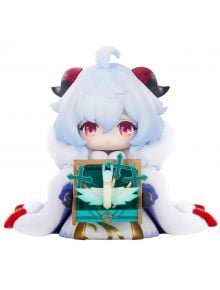 Фигурка Genshin Impact - Tiny Ganyu, 11 см: чиби-стил, белые волосы, красные рога и глаза, пушистая белая накидка, спокойное выражение. Держит изящную коробочку с мечами и перьями. PVC материал.