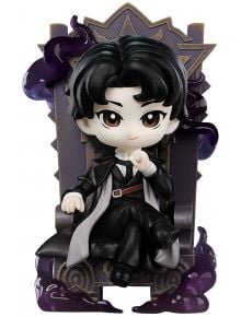Мини фигурка Lord of Mysteries - Invitation of Fate, асортимент" включва фигура чиби с черна коса, кафяви очи и черен костюм, седнала на тъмен богато украсен трон с вихрени лилави ефекти.