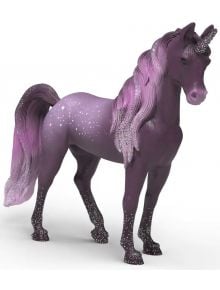 Фигурка Schleich: Еднорог кобила галактика е лилава кобила еднорог с развяваща се грива, блестящ рог и искрящи бели петна, подобни на звезди, ръчно рисувана за вълшебен вид.