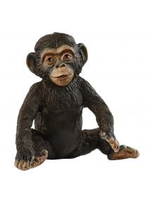 Реалистичната Фигурка Schleich на шимпанзе бебе седи с една ръка на коляното си и гледа леко нагоре. Тъмнокафявата козина и детайлните черти на младото шимпанзе се открояват на бял фон - предлага се в книжарница Orange.