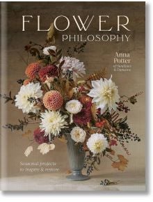 Корицата на "Философия на цветята": Вдъхновяващо ръководство за творчески проекти с цветя през всички сезони.