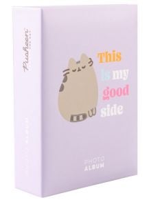 Фотоалбумът „Grupo Erik – Pusheen The Cat“ е лавандулов албум с надпис „This is my good side“ на корицата, идеален за 100 снимки с размери 10×15 см и най-любимите ти моменти.