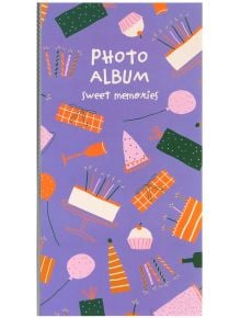 Фотоалбумът Grupo Erik - Sweet Memories има лилава корица с торти, подаръци, кексчета, парти шапки, свещи, балони и чаши - идеален за съхранение на 96 снимки (10x15 см) от всяко празненство.