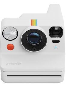 Фотоапаратът Polaroid Now+ Gen 3 за моментни снимки в бял цвят е с дъгова ивица, голям черен обектив, червен бутон за затвора и предна светкавица-идеален за моментална фотография.