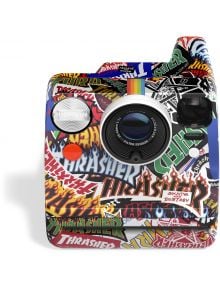 Фотоапаратът за моментни снимки Polaroid Now Gen 3 - Thrasher Edition е с дръзки лога Thrasher, графити и дъгова ивица - идеален за заснемане на стилни моментални снимки навсякъде.
