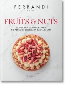 Корица на книгата "Плодове и ядки": на тарта с розови плодове, ядки и сметана върху мрамор, подчертана с червен и черен текст - почит към френската кухня.