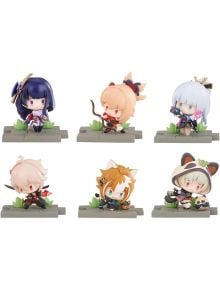 Шесть мини фигурок Genshin Impact Battle Scene, асортимент, стоят в два ряда на серых платформах с травой; яркие наряды и аксесоари подчёркивают индивидуность каждой PVC фигурки.