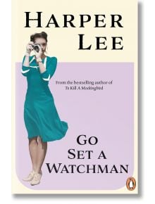 Корицата на книгата "Go Set a Watchman" представя жена в тийн рокля, която се снима с винтидж фотоапарат. Кремавият и лавандуловият фон напомнят за класически стил, допълнен от логото на Penguin.