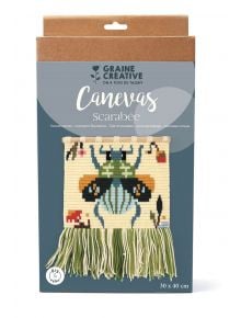 Гоблен Graine Creative - Скарабей е комплект за бродиране с ярък бръмбар и зелени ресни, включва всичко необходимо; завършеното пано е 30 x 40 см.