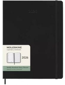 Голям черен седмичен тефтер-органайзер Moleskine Black 2026 г. С твърди корици, извити ъгли, ластик за затваряне и надпис "Legendary notebooks" и "Weekly Notebook Diary/Planner".