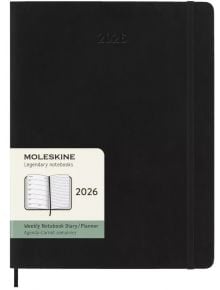 Голям черен седмичен тефтер-органайзер Moleskine Black 2026 г. С меки корици и ластик, с етикет: "MOLESKINE 2026 Weekly Notebook Diary/Planner" и изображение на отворен планер.