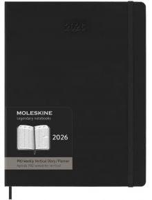 Голям черен седмичен тефтер-органайзер Moleskine Black Pro 2026 г. С твърди корици, еластично закопчаване и дизайн, показващ вътрешния седмичен изглед.