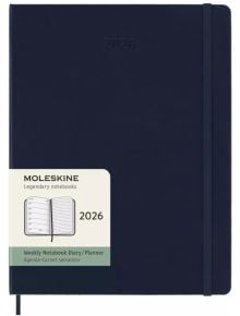 Голям син седмичен тефтер-органайзер Moleskine Sapphire Blue 2026 г. С твърди корици, ластик и етикет с марката, подробности за продукта и илюстрация на отворен бележник.