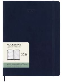 Затворен голям син седмичен тефтер-органайзер Moleskine Sapphire Blue 2026 г. С меки корици, ластик и хартиен ръкав с марката, тип и илюстрация на вътрешната подредба.