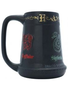 Халбата ABYstyle "Хари Потър - Четири дома" е с черен дизайн с Хогуортс, релефни гербове на Грифиндор и Слидерин, златно H отгоре и "Драко Дормиънс" в основата - идеална за феновете.