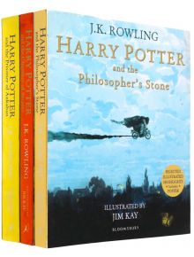 Илюстрованият комплект от 3 книги "Хари Потър" с книжна подвързия стои изправен и показва на лицевата страна рисунката на Хари, който лети на метла над Хогуортс в здрача; цветните гръбчета са в жълто, оранжево и синьо.