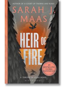Корицата на книгата "Наследникът на огъня" (Стъкленият трон, книга 3) от Сара Джей Маас представя заглавието сред високи, тъмни дървета, птица над главата, значка "№1 бестселър в света" и оранжев и сив дизайн на тема фентъзи.