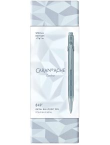 Химикалка Caran d'Ache 849 Alpine Frost, синя, специално издание с геометричен дизайн в сребристо и бяло, идва в кутия с надпис Genève и продуктови детайли. Перфектен избор за любители на пишещи инструменти.