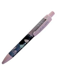 Химикалка Miquelrius Anekke, светлорозова, синьопишеща се отличава с розови акценти и причудлива илюстрация на момиче в тюркоазена рокля с цитат "Ще яздя, ще летя", което добавя чар към всяка колекция от канцеларски материали.