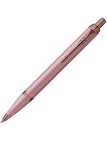 Луксозната химикалка Parker IM Mauve с метално тяло и розово-златисти акценти е показана на бял фон, предлага се в подаръчна кутия.