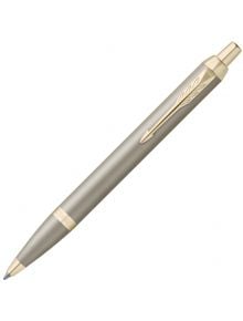 Химикалка Parker IM Sandstone с метално тяло, златисти акценти и елегантен матов финиш, оборудвана с удобен клик механизъм. В комплект с кутия.