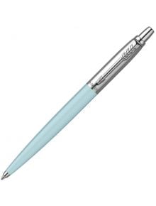 Светлосиня химикалка Parker Jotter Originals със сребърен клипс и връх, с гравирана стрелка на клипса и надпис PARKER в горната част, налична в книжарница Orange.