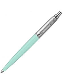 Химикалка Parker Jotter Originals със светло тюркоазено тяло и сребрист кликащ връх, с гравиран дизайн на стрелка върху клипса - предлага се в книжарница Orange.