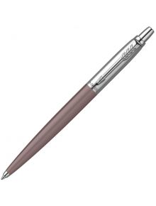 Сребристо-кафява химикалка Parker Jotter Originals с метален клипс и елегантен, модерен дизайн, разположена диагонално на бял фон. Предлага се в Книжарница Orange.