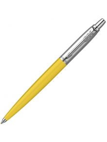 Жълта химикалка Parker Jotter със сребрист клипс и накрайник, с декоративна стрелка на клипса. Химикалката е разположена диагонално на бял фон - предлага се в книжарница Orange.