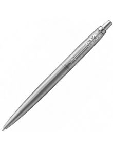 Parker Royal Jotter XL Monochrome от неръждаема стомана е сребриста химикалка с бутон за натискане и клипс във формата на стрела, фотографирана в бяло. Класически дизайн я прави удобна писалка за всекидневна употреба.