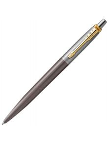 Химикалка Parker Royal Jotter Grey GT е сребриста и тъмносива химикалка със златен клипс във формата на стрелка и елегантно метално покритие.