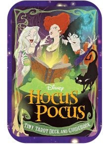 Малкият комплект таро и пътеводител Hocus Pocus представя трите сестри Сандерсън, тяхната книга за заклинания, зелена магия и черна котка на илюстрираната корица - идеален преносим комплект таро за феновете на Disney.