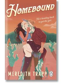 Двойка се целува по залез слънце в пустинята. Жената държи каубойска шапка зад главата на партньора си, а пред нея се виждат кактуси и планини. Текст: "Вкъщи" от Мередит Трап - родео романс за връщане назад, за да спечели сърцето си.