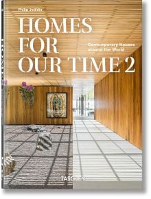 Корицата на Homes For Our Time: Contemporary Houses Around the World, Vol. 2 показва модерен дървен интериор със стилни акценти на каменния под и слънчева светлина, която прониква през обширни стъклени прозорци.