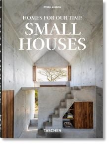 Корицата на книгата Homes For Our Time: Small Houses, 45th Edition, с модерен бетонен интериор със стълби, вграден склад и отворен прозорец, обрамчващ дърво - представяне на иновативни малки домове. Издадена от Taschen.