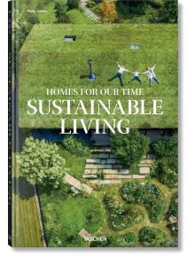 Въздушен изглед на къща със зелен покрив, двама души се отпускат на покрива с трева, а отдолу има градинска пътека; текст: Домове за нашето време: устойчив живот.