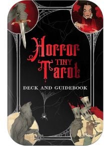 Таро картичка и пътеводител на ужасите" има черна кутия с червени готически надписи, класически чудовища на ужасите, паяжини, виещ вълк, кинжал, зловеща жена и скелетни ръце, държащи чаши.