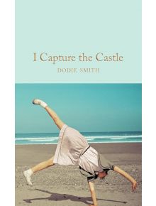 Момиче с розова рокля и бели маратонки прави колело на пясъчен плаж с океана зад гърба си. В горната част на изображението е изписано заглавието "Аз превземам замъка (Macmillan Collector's Library).