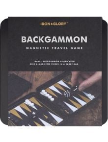Ръката премества фигура върху компактна черна, бяла и златна дъска за табла. На кутията е изписано "Игра Iron & Glory - Магнитна табла", идеален избор за фенове на настолни игри и табла при пътуване.