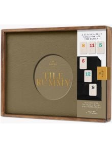 Комплектът Игра Professor Puzzle: Tile Rummy в кутия е с текстурирана корица със златен текст, цветни плочки и стойки и представлява забавна семейна игра за 2-4 играчи на възраст 8+, включваща 106 плочки, 4 стойки и инструкции.