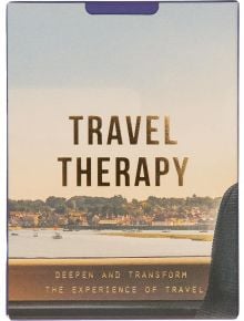 Кутия за играта с карти "Игра с карти The School of Life - Travel Therapy", със заглавие със златни букви и живописна гледка през прозореца - Iдеален подарък за пътешественици. Подзаглавие: Задълбочете и преобразете преживяването от пътуването.