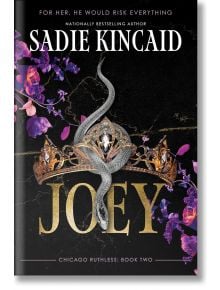 Корицата на Joey (Chicago Ruthless, Book 2) от Сейди Кинкейд показва корона със сребърна змия на черен фон, заобиколена от лилави и розови цветя. Слоганът на този мрачен мафиотски роман е: За нея той ще рискува всичко.