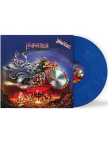Синята винилова плоча Judas Priest - Painkiller (35th Anniversary Edition) се измъква от ръкава, на който е изобразена фигура с метални криле върху мотоциклет с пила над огнен градски пейзаж.