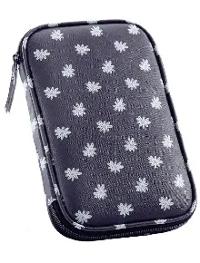 Калъф органайзер Miquelrius Daisies - тъмнолилав полиестерен калъф с цип, украсен с малки бели маргаритки и зелени листа.