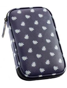 Калъф органайзер Miquelrius Daisies - тъмносин полиестерен калъф с цип, декориран с малки бели и жълти маргаритки.