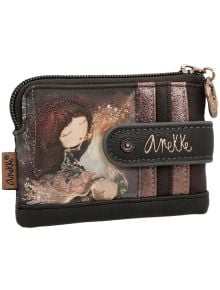 Калъф за карти Anekke Dreamverse (12 х 8 см) е малък портфейл с цип, изработен от синтетична кожа, с текстуриран дизайн на причудливо момиче, метални розови акценти и бродирано име на марката на каишката.