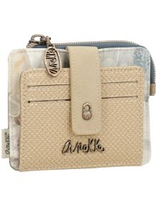 Калъфът за карти Anekke Memories (11 х 9 х 2 см) е бежов и светлосин портфейл с текстурирана предна част, два слота за карти, каишка с копче, джоб с цип и талисман, а в долната част е изписано името на марката с метални букви.