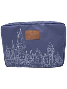 Тъмносин калъф за лаптоп ABYstyle Harry Potter - Hogwarts (15'') с бяла рисунка на замъка Хогуортс и кафява лепенка с надпис "Hogwarts School of Witchcraft and Wizardry.