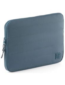 Калъф за лаптоп Miquelrius Urban Soft Blue Oil 13"/14" с текстилен материал, хоризонтални шевове, цип и малък правоъгълен лого-пач в долния десен ъгъл, осигуряващ стилна защита за вашия лаптоп.